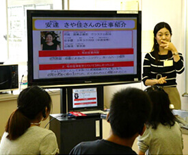 手話と口話を交えながらの活動紹介を行っている様子。自身も難聴を持つスタッフのキャリアにまで話題が発展しました。
