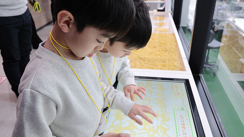 デジタル系のゲーム「パスタキャッチ」に夢中な子どもたち