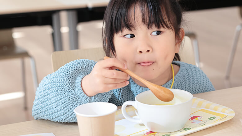 工場見学後にスープの試食