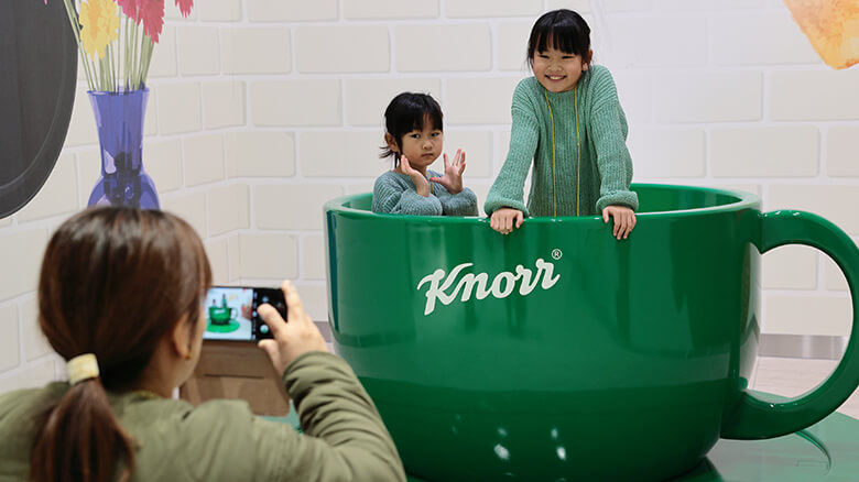 大きな緑のマグカップに入って記念撮影