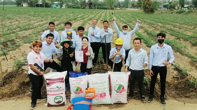 畑で作業をする人々