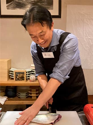 魚の三枚卸しをする藤江社長