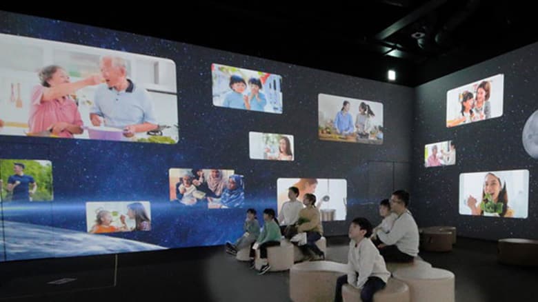 スクリーンを見ている人々