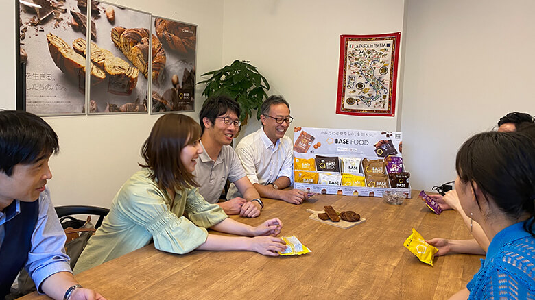 味の素社とベースフード社との打ち合わせ風景の写真