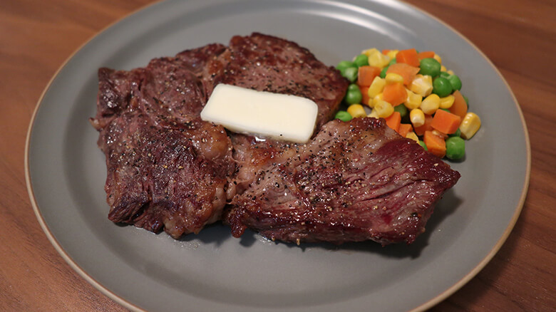 今回は「肩ロース」のステーキにチャレンジ。初めてにしては上出来でした。