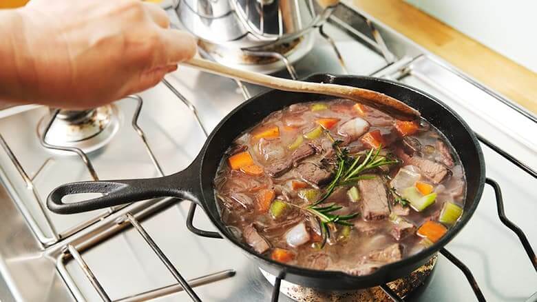 ローストビーフと野菜を煮込んでいる